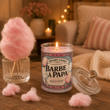 Bougie parfumée Barbe à Papa allumée dans une ambiance chaleureuse