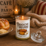Bougie parfumée Brioche au Beurre allumée dans une ambiance chaleureuse