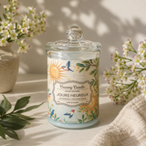 Bougie parfumée Jours Heureux en cire de soja dans une ambiance élégante et lumineuse