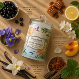 Bougie parfumée Jours Heureux avec ses notes olfactives de cassis, pêche, vanille, patchouli et bois d'ambre