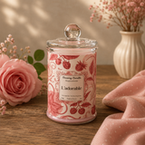 Bougie parfumée L'Adorable en cire de soja dans une ambiance élégante et florale