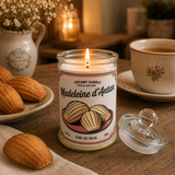 Bougie parfumée Madeleine d'Antan allumée dans une ambiance chaleureuse