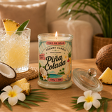 Bougie parfumée Piña Colada allumée dans un salon chaleureux
