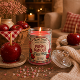 Bougie parfumée Pomme d'Amour allumée dans une ambiance chaleureuse