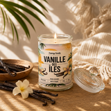 Bougie parfumée Vanille des Îles allumée dans un salon chaleureux
